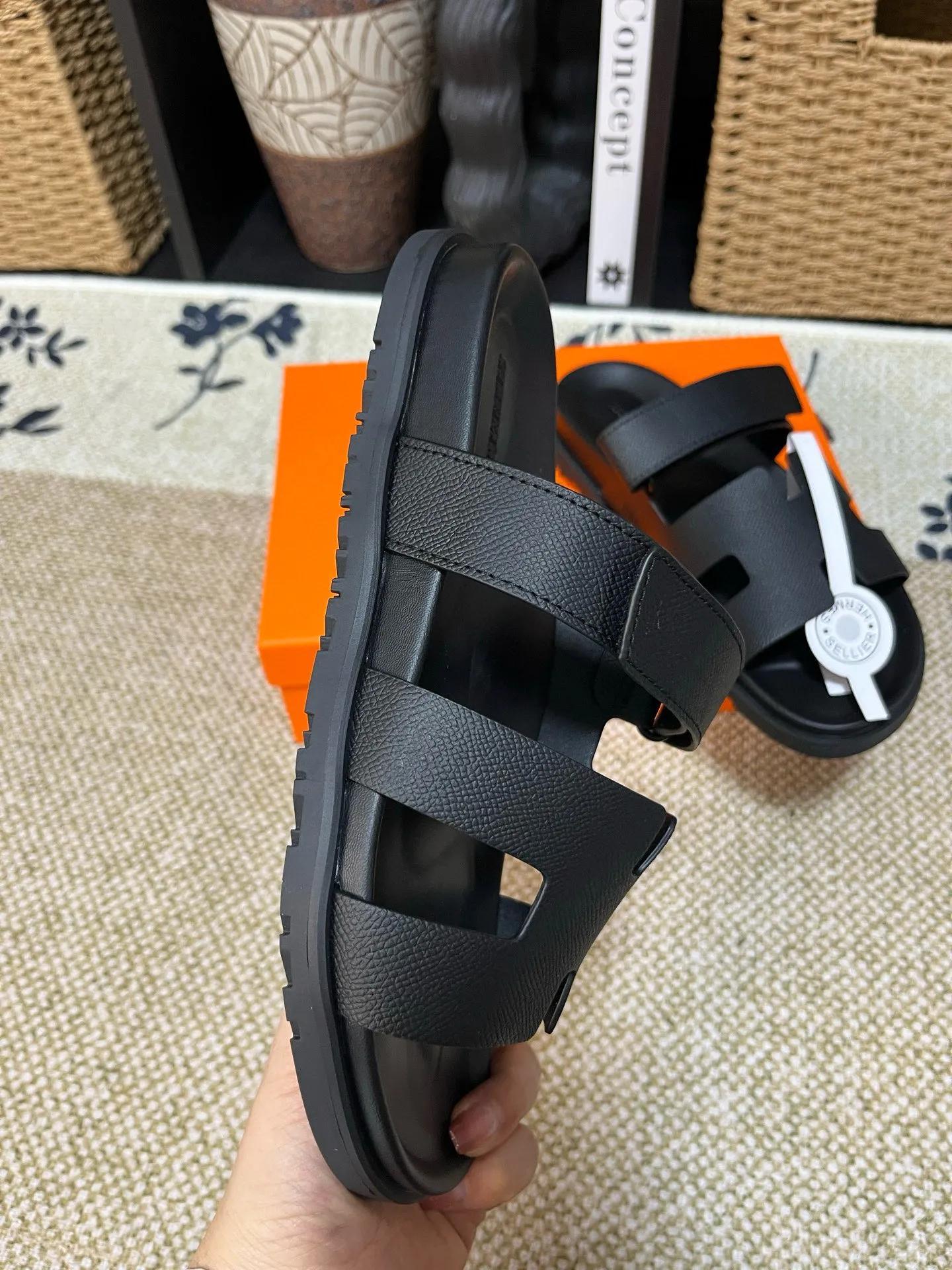 P300 Long-term stock Hermes men’s Kazimir slippers for couples - top quality woven calfskin functional sandals with intertwined uppers inspired by the “H” iconic pattern to create a casual look, perfect for summer. Imported cowhide + cowhide lining + TUP outsole Size: 35-46